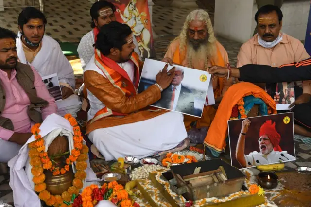 ডোনাল্ড ট্রাম্পের ছবিতে পূজার চন্দন পরিয়ে দিচ্ছেন পূজারীরা