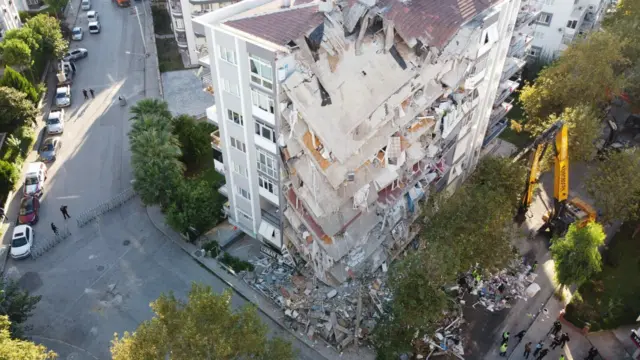 İzmir’in Seferihisar açıklarında meydana gelen depremden yaklaşık 10 dakika sonra bir bölümü yıkılan Karagül Apartmanı’na da 2010 yılında belediye tarafından çürük raporu verildiği belirtildi.