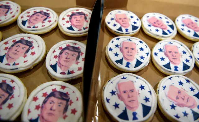 Bánh quy in hình hai ứng viên Donald Trump và Joe Biden