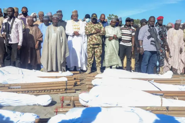 Gọvanọ Borno Steeti bụ Babagana Zulum, gara olili mmadụ iri anọ na atọ ahụ ndị omekome gburu