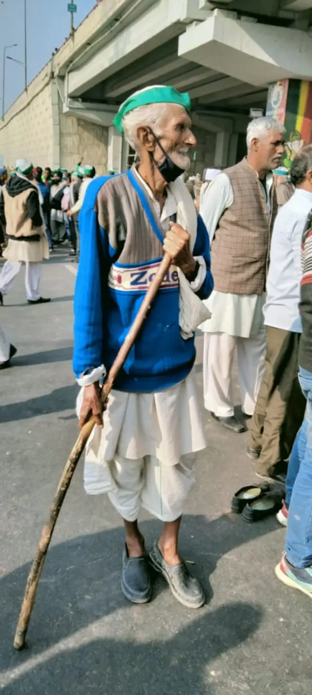 दिल्ली-यूपी के ग़ाज़ीपुर बॉर्डर पर किसानों का जमावड़ा