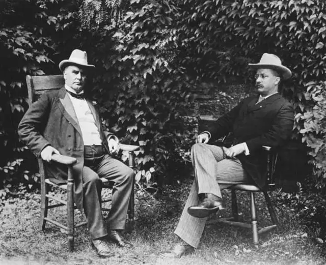 1900ஆம் ஆண்டு வெற்றி பெற்ற குடியரசுக் கட்சியை சேர்ந்த வில்லியம் மெக் கின்லி (இடது)