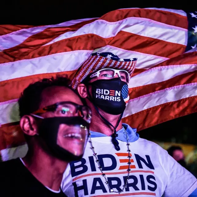 अमेरिकेत निवडणुकीच्या दिवसाची काही क्षणचित्रं. .