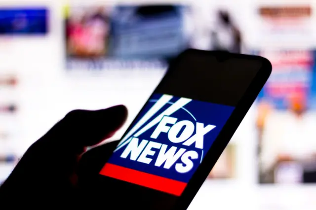 Смартфон с логотипом Fox News