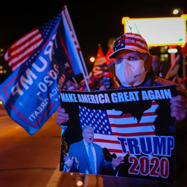 अमेरिकेत निवडणुकीच्या दिवसाची काही क्षणचित्रं. .