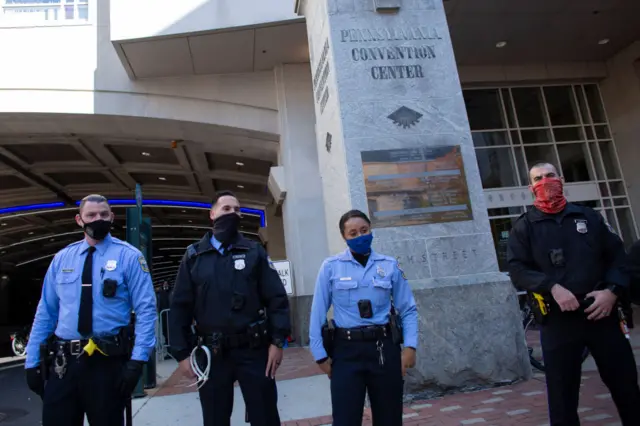Oy sayımı devam ederken protestoların sürdüğü Pennsylvania Kongre Merkezi'nin önünde polis önlem almış durumda