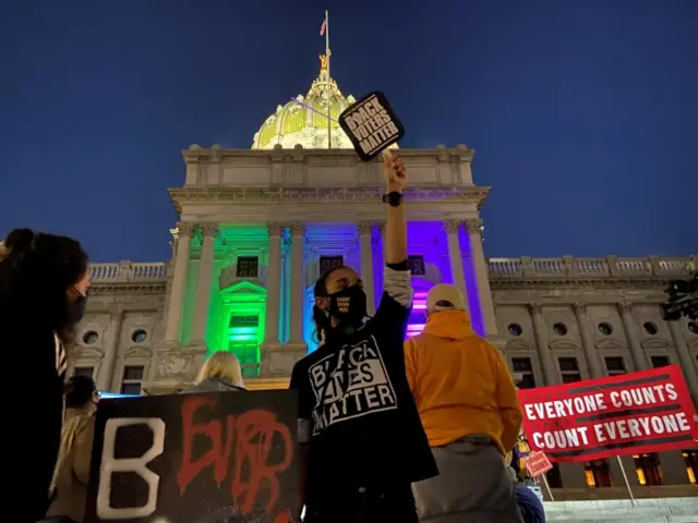 Pennsylvania'da protestocular eyaletteki kongre binasının önünde toplandı