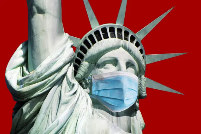 La statue de la Liberté portant un masque chirurgical