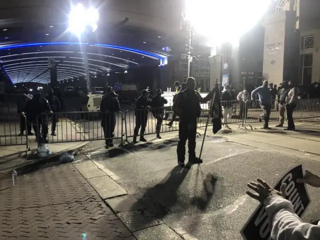 Philadelphia'da oy sayım merkezi önündeki güvenlik güçleri