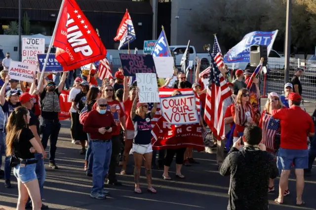 Trump'ın destekçileri, 2020 başkanlık seçimlerinin erken sonuçlarını protesto etmek için Arizona'nın Phoenix şehrindeki Maricopa Seçim Merkezi önünde toplandı.