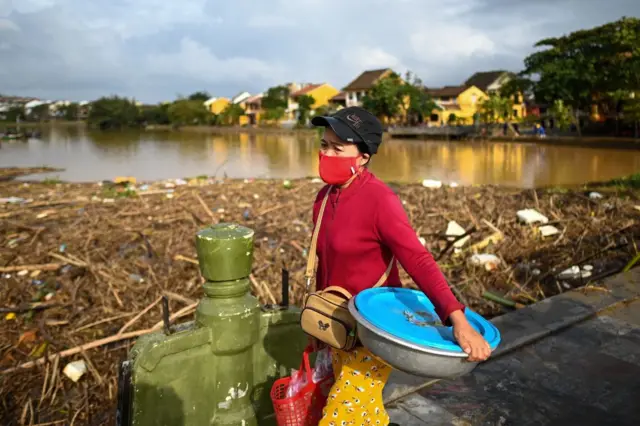 Một người dân sau trận bão lũ ở Việt Nam