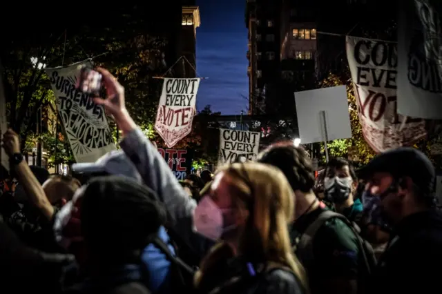 Biden'ın destekçileri, Pennsylvania'nın Philadelphia şehrindeki seçim merkezinin önünde protesto gösterisi düzenledi ve "Her Oyu Sayın" yazılı dövizler taşıdı.