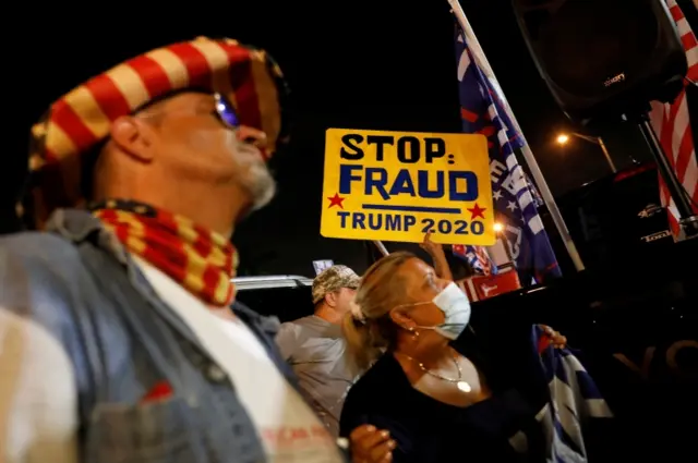Trump'ın destekçileri, Florida'nın Miami şehrinde seçimlerin erken sonuçlarını protesto ettikleri sırada Trump'ın konuşmasını dinliyor.