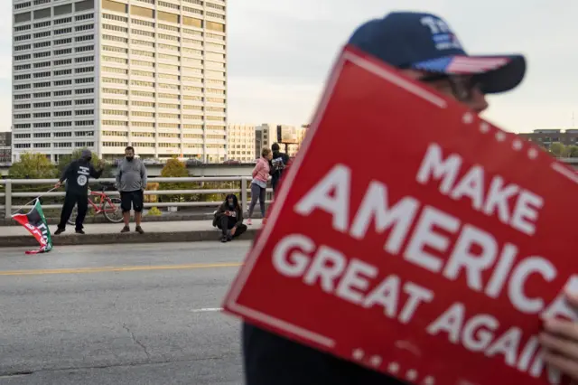 Les partisans de Donald Trump manifestent devant la State Farm Arena, le 5 novembre 2020 à Atlanta, en Géorgie.