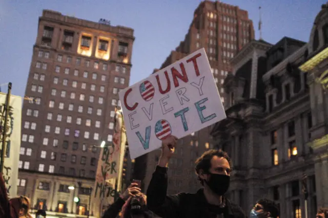 Des centaines de personnes de tous les horizons politiques se sont rassemblés devant l'hôtel de ville  pour demander que leur voix soit entendue et que chaque vote soit compté à Philadelphie-Pennsylvanie