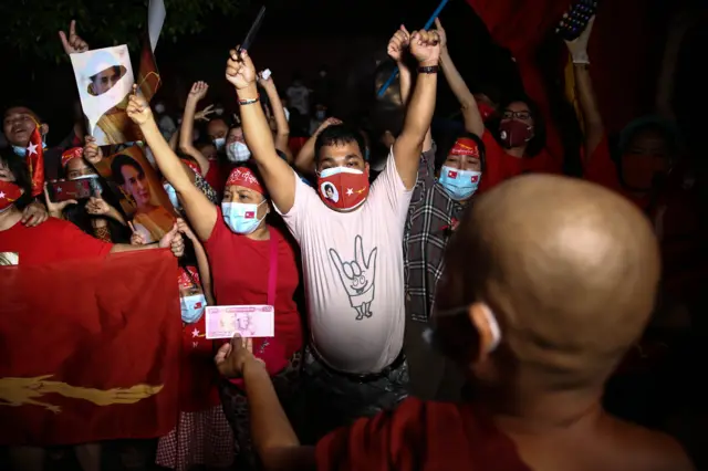 NLD ရုံးချုပ်ရှေ့မှာ တွေ့ရတဲ့ ထောက်ခံသူများ