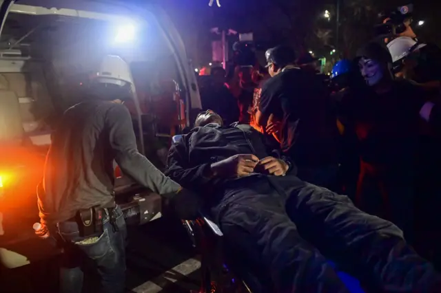 สำนักข่าวเอเอฟพีได้เผยแพร่ภาพผู้บาดเจ็บ 1 รายเป็นผู้ชุมนุม ขณะกำลังถูกนำตัวขึ้นรถพยาบาลฉุกเฉิน