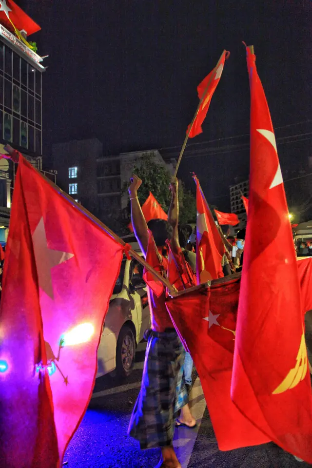 NLD ပါတီကို ထောက်ခံကြသူများအား တွေ့ရစဉ်