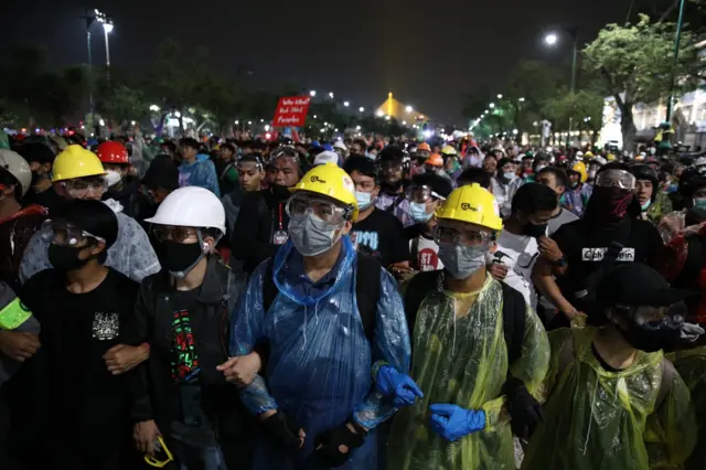 ผู้ชุมนุมตั้งแนวรับ