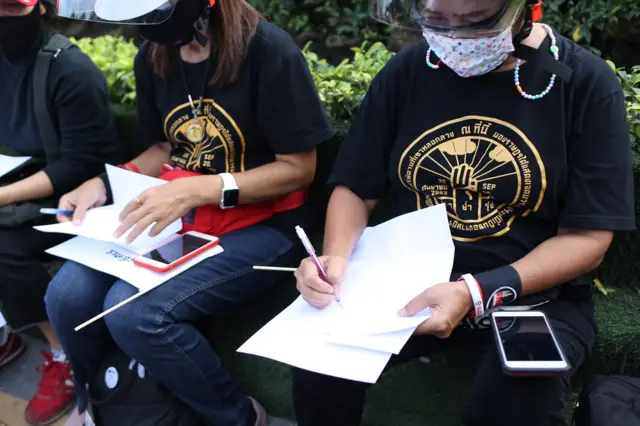 เขียนจดหมายถึงในหลวง