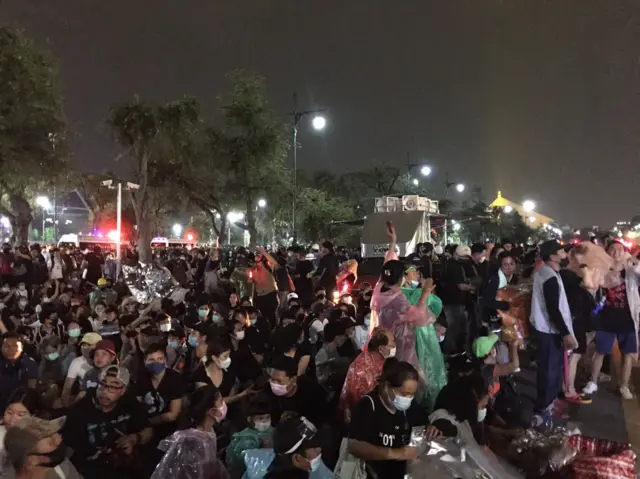 ผู้ชุมนุมแบ่งปันชุดกันฝน