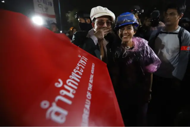 น.ส.ภัสราวลี (สวมหมวกสีน้ำเงิน) ถ่ายรูปกับตู้ไปรษณีย์จำลอง