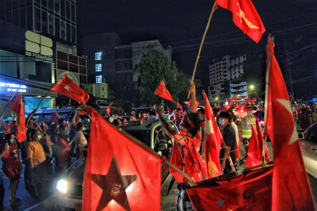 NLD ပါတီကို ထောက်ခံကြသူများအား တွေ့ရစဉ်