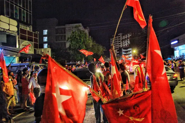 NLD ပါတီကို ထောက်ခံကြသူများအား တွေ့ရစဉ်