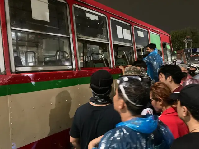 อาชีวะปีนรถเมล์