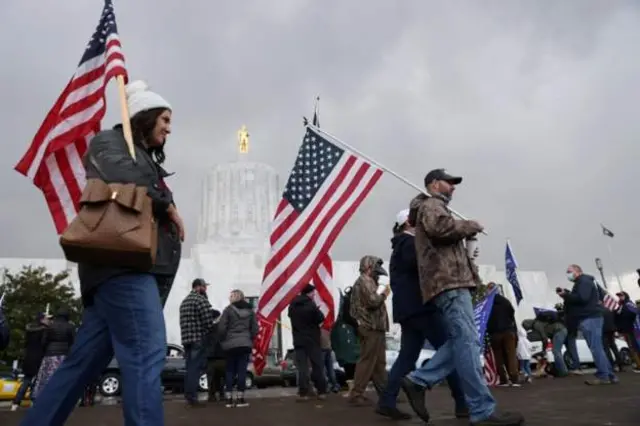 Trump destekçileri Biden'ın seçildiğinin açıklanmasına rağmen sokaklarda kalmaya devam etti
