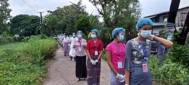 မဲပေးကြသူတွေ