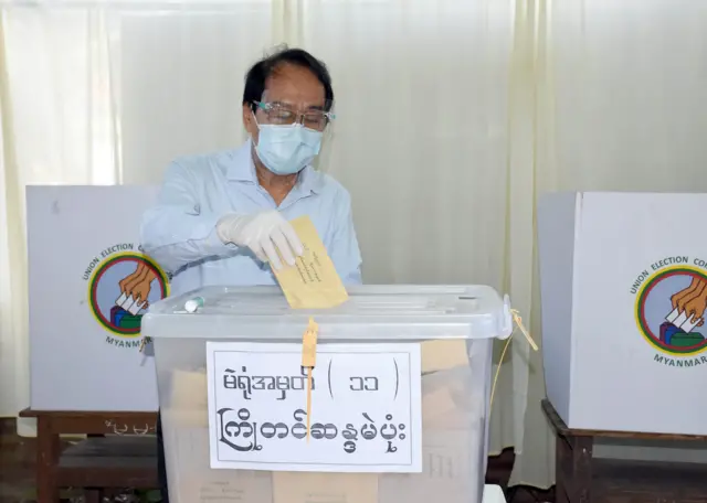 ကချင်ပြည်နယ် ဝန်ကြီးချုပ် ဒေါက်တာ ခက်အောင် နိုဝင်ဘာ ၅ ရက်နေ့က ကြိုတင် ဆန္ဒမဲပေးနေစဉ်