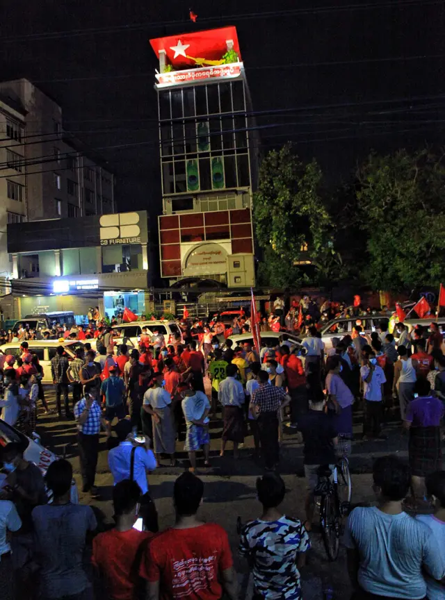 NLD ပါတီကို ထောက်ခံကြသူများအား တွေ့ရစဉ်