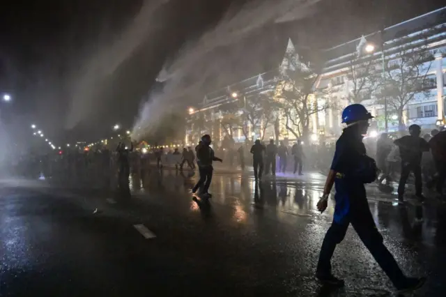 เจ้าหน้าที่ฉีดน้ำเข้าใส่ผู้ชุมนุมบริเวณศาลฎีกา