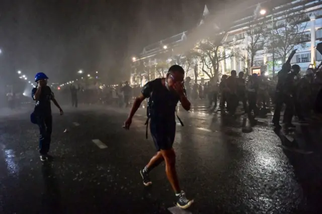 ตำรวจฉีดน้ำใส่ผู้ชุมนุมเมื่อเวลาประมาณ 18.30 น. บริเวณด้านหน้าศาลฎีกา