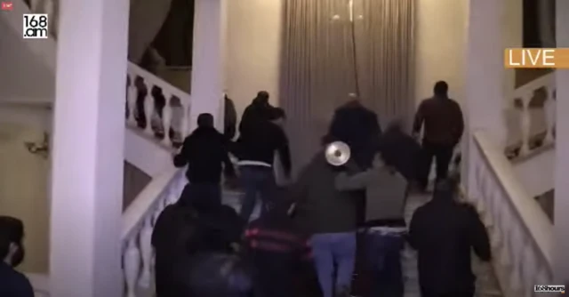 Протестующие в здании правительства