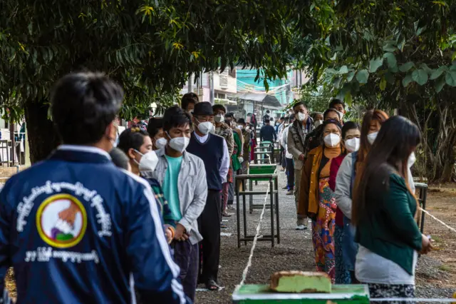 ရှမ်းပြည်နယ်မှာ နေထိုင်ကြသူတွေမဲပေးနေတဲ့ မြင်ကွင်း