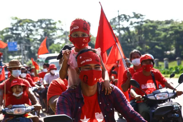 မှောဘီမှာ NLD ထောက်ခံသူတွေ လှည့်လည်