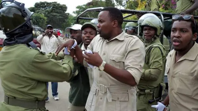 Mbunge wa zamani wa Tanzania, Godbless Lema (Katikati) alipoteza nafasi ya ubunge katika uchaguzi wa mwezi Oktoba