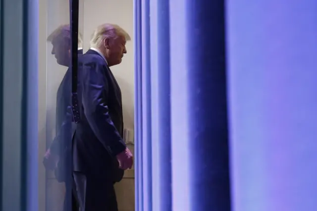 Le président américain Donald Trump après avoir pris la parole dans la salle de briefing de la Maison Blanche le 5 novembre 2020 à Washington, DC.