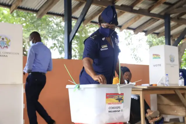 Security personnel dey vote