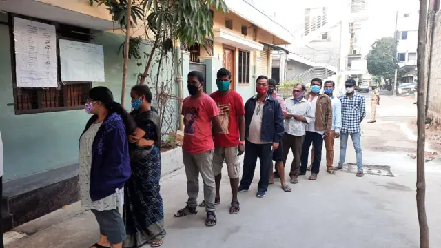 లంగర్ హౌస్ పోలింగ్ కేంద్రం దగ్గర ఓటర్లు