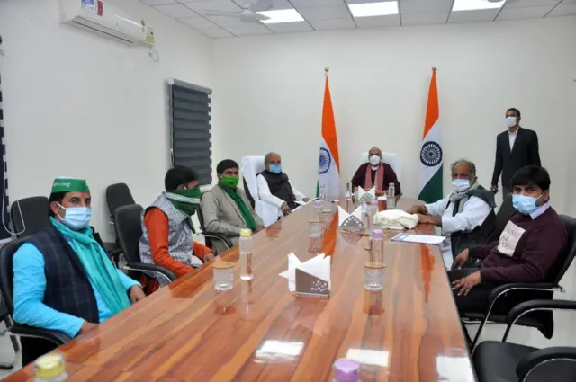 भारतीय किसान यूनियन के नेताओं के साथ केंद्रीय मंत्री राजनाथ सिंह और नरेंद्र सिंह तोमर