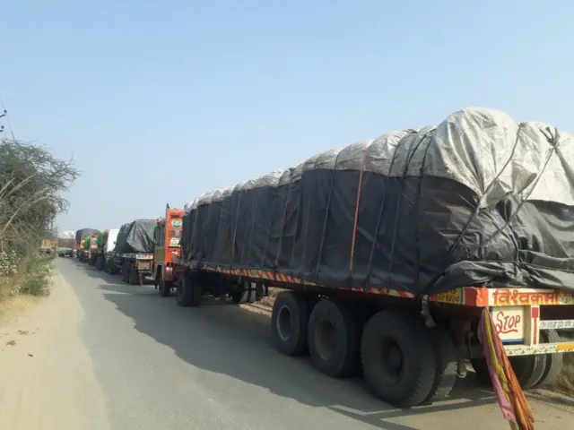 ट्रकों की कतारें