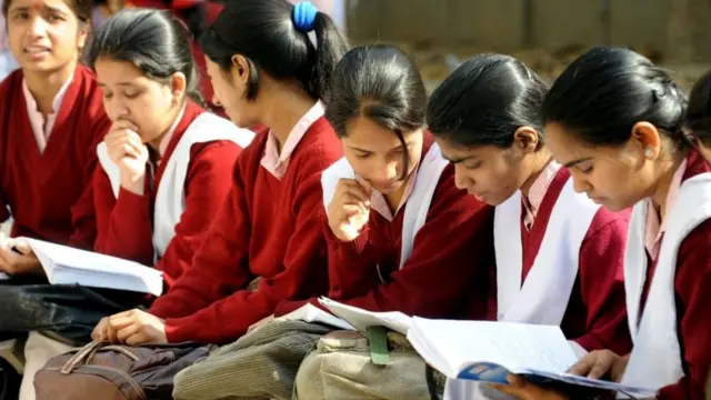 स्कूल छात्राएं