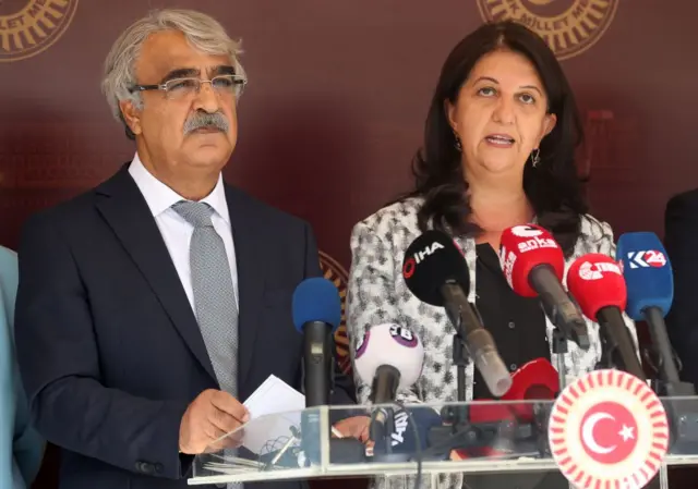 HDP Eş Başkanları: Demirtaş ve rehin siyasetçilerimiz derhal serbest bırakılmalıdır, aksi evrensel insan haklarını çiğnemek anlamına gelecektir
