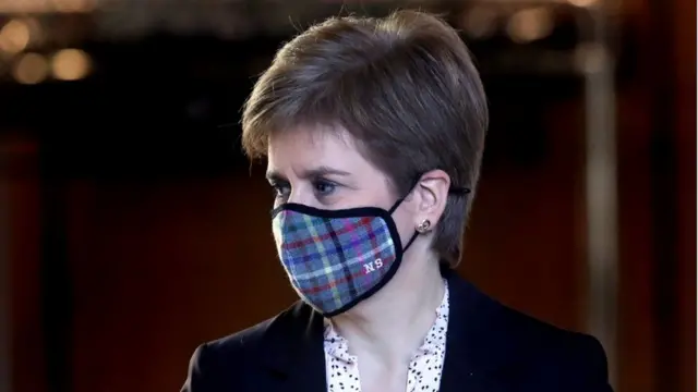 Sturgeon genelde desenli maskeyle halkın karşısına çıkıyordu