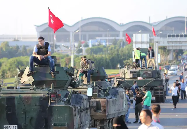 15 Temmuz darbe girişiminde Sabiha Gökçen Havalimanı'nı işgale çalıştıkları gerekçesiyle yeniden yargılanan 24 sanık, 12 ve 15 yıl arasında hapis cezasına çarptırıldı