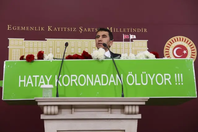 CHP Milletvekili Topal, maket tabutla Hatay'daki koronavirüs vakalarına dikkat çekti: Gasilhanede vatandaşımız cenazelerini almak için sıra bekliyor
