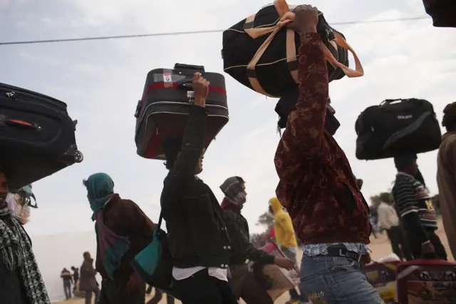 مسافرون من ليبيا